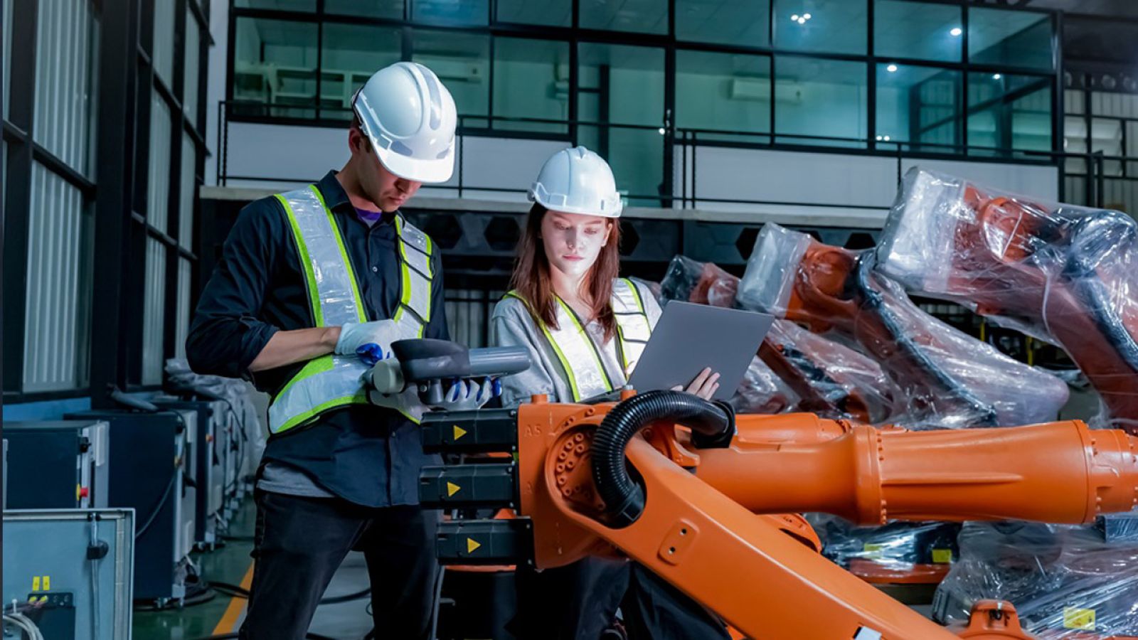 Technologiczny wyścig z czasem – czy automatyzacja pomoże załatać lukę technologiczną w przemyśle?